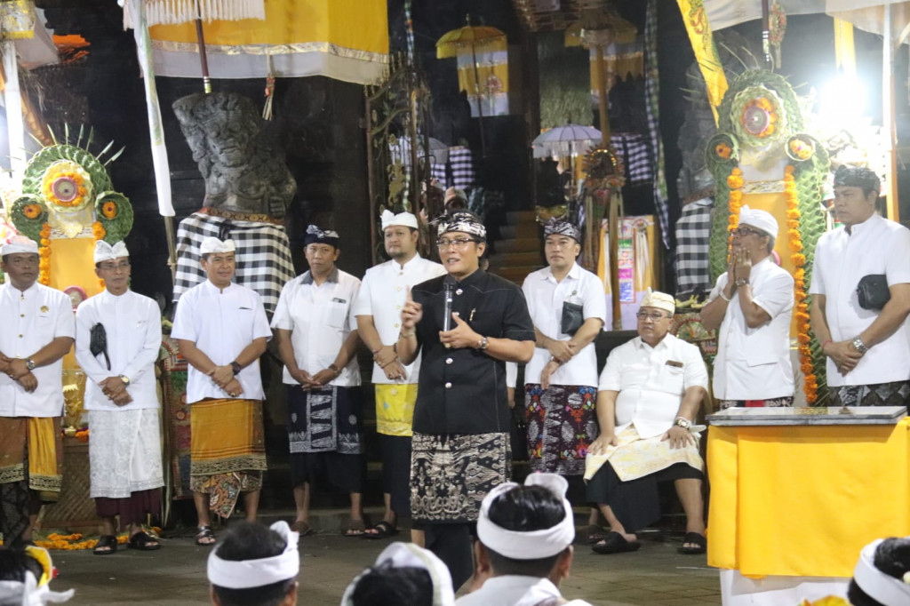 Bupati Giri Prasta Hadir Nyaksiang Karya Ngenteg Linggih di Pura Dalem Kahyangan Nyelati